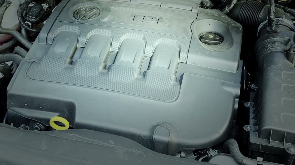 CarAuditin teknikko tarkastaa käytettyä autoa